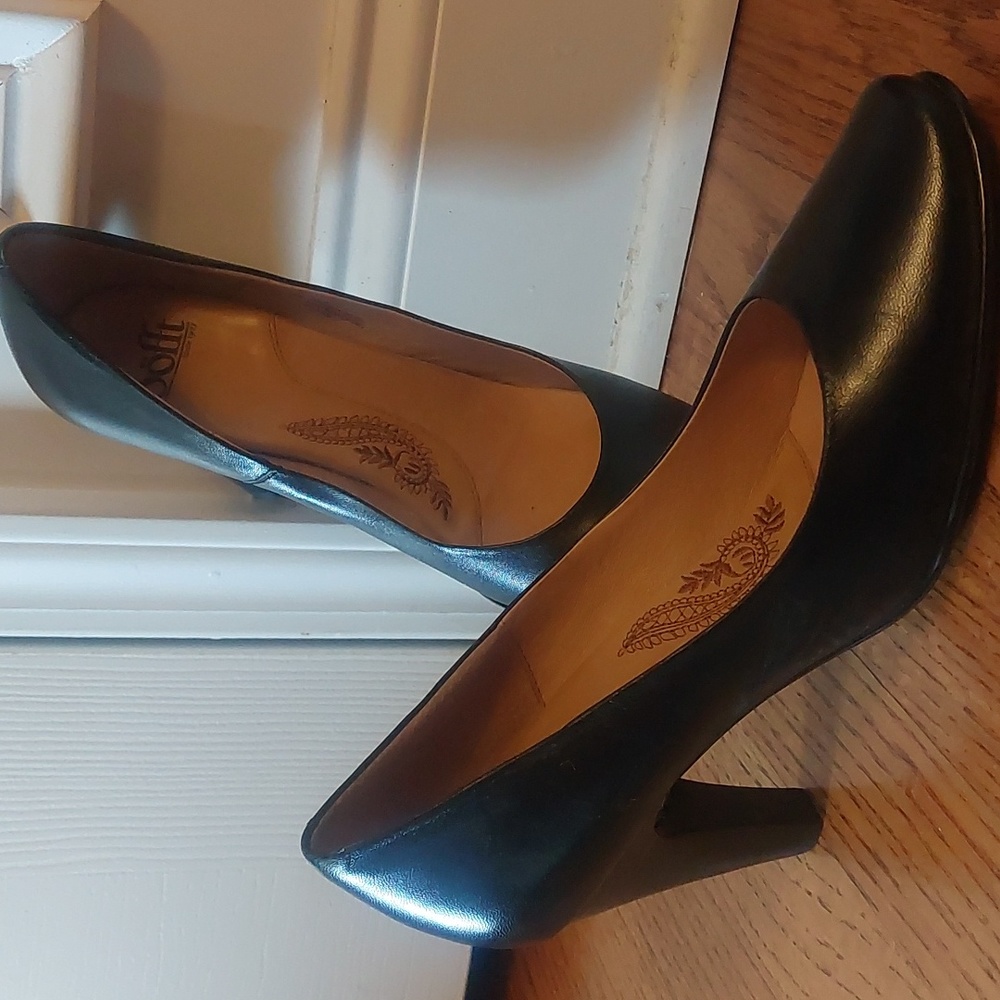 NEVER WORN SIZE 9 Love these but heel was more pointy than I thought. So comfy